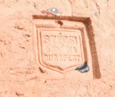 Szécsi Jolán: Matyó lány. Színes mázzal festett kerámia. Sérüléssel, m: 29,5 cm