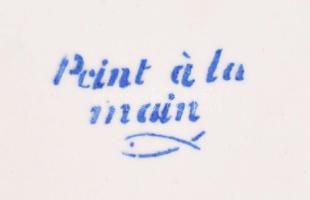 cca 20. sz. eleje, francia kézzel festett dísztál, jelzett, kis ütődéssel, d: 23,5 cm