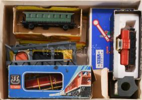 Kis doboznyi modellvasút tétel, közte mozdonyok, kiegészítők.