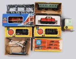 Kis doboznyi modellvasút tétel, közte mozdonyok, kiegészítők