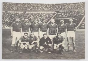 1967 Magyarország-Ausztria (5:1) öregfiúk labdarúgó mérkőzés játékosok által aláírt lap, közötte Aranycsapat játékosokkal is: Zakariás, Babolcsai, Mátrai, Faragó, stb. Beszakadással. 23x18 cm         1967 Hungary-Austria (5:1) old boys football match sheet signed by players: Zakariás, Babolcsai, Mátrai, Faragó, etc.