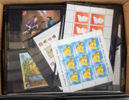 Ausztria újdonság több példányos készlet a 2002-2015 közötti időszakból (névérték: EUR 1.556,80) / Austria multiple lot 2002-2015 (postal value: EUR 1,556.80)