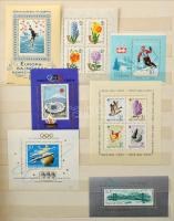 Hatalmas modern magyar tétel: gyűjtemények, gyűjteményrészek, blokkgyűjtemények, több példányos készletek 32 db A/4 vagy nagyobb berakóban + kevés korábbi anyag berakólapokon. Nagyon magas katalógus értékű, jó minőségű anyag 3 hullámkarton ládában. Érdemes megnézni!! / 32 stock books + a few stock cards full of mostly modern Hungary sets, blocks, nice stock with very high catalog value.