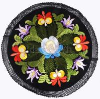 Virágmintás hímzett terítő d: 80 cm