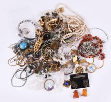 Doboznyi vegyes bizsu érdekes darabokkal.