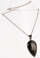 Ezüst (Ag) képtartós medalion, üvegezett, zsanérja sérült, zománcozott, lánccal, jelzett, bruttó 30g