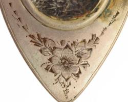 Ezüst (Ag) képtartós medalion, üvegezett, zsanérja sérült, zománcozott, lánccal, jelzett, bruttó 30g