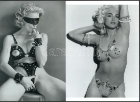 cca 1985 Madonna (1958) olasz-amerikai énekesnőről készült felvételek, Pánczél György (1920-?) filmtörténész hagyatékából (film- és színházifotó gyűjteményéből) 2 db modern nagyítás, jelzés nélkül, 21x15 cm