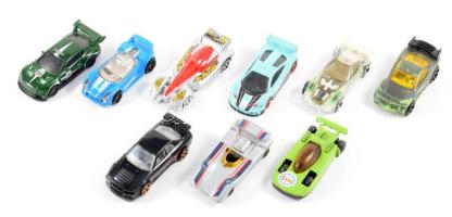 9 darab fém játékautó, kopással.