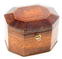 Szecessziós oktogonális ékszeres doboz, többféle fából, csont kulcslyuk címerrel, kulccsal, zárja nem működik, 13,5x17 cm