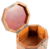 Szecessziós oktogonális ékszeres doboz, többféle fából, csont kulcslyuk címerrel, kulccsal, zárja ne...