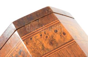 Szecessziós oktogonális ékszeres doboz, többféle fából, csont kulcslyuk címerrel, kulccsal, zárja ne...