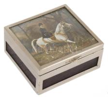 Régebbi díszdoboz, kopott nikkelezett réz szerelékkel, részben kézzel festett lovas képpel a fedelén, 8,5x9,5 cm