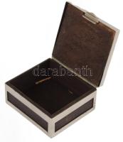 Régebbi díszdoboz, kopott nikkelezett réz szerelékkel, részben kézzel festett lovas képpel a fedelén...