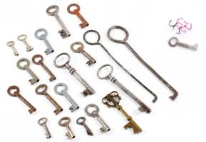 21 darab régi kulcs, klf méretben