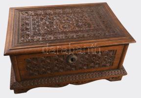 Homonnai Műfaragó Szakiskola vizsgamunka, gazdag faragással díszített fa doboz, kulcs nélkül, elemhiánnyal, 22x33x14 cm