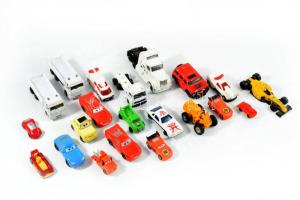21 darab játékautó, klf méretben