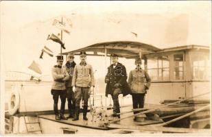 "ERLAF" DGT-TRAUN típusú láncos gőzhajó K.u.K. katonákkal és kutyával a fedélzeten / SMD ERLAF steamship with K.u.K. soldiers and dog on the deck. At some point during the First World War, Erlaf was requisitioned by the K.u.K. ZTL (Zentraltransportleitung) for duty on the Danube. photo