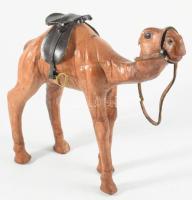 Bőr bevonatos teve figura, 18x18 cm