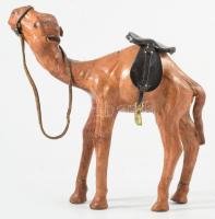 Bőr bevonatos teve figura, 18x18 cm