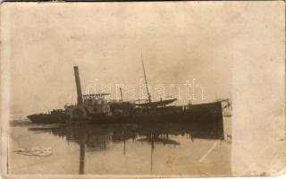 1917 "FULTON" MFTR oldalkerekes vontató gőzhajó, feltehetőleg jégtörőnek használva az első világháborúban / WWI Hungarian sidewheeler tugboat, probably used as an icebreaker in the First World War. photo (szakadás / tear)
