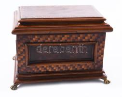 Rendkívül gazdag intarziával díszített titokdoboz, díszdoboz, két oldalsó fiókja pöcök benyomásával, a fedele egy tartórész benyomásával nyitható. Jó állapotban, 17x11x11 cm