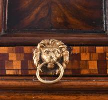 Rendkívül gazdag intarziával díszített titokdoboz, díszdoboz, két oldalsó fiókja pöcök benyomásával,...