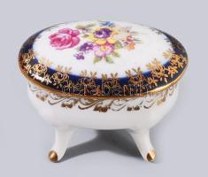 Vegyes zömmel magyar porcelán tétel, közte 2 darab Hollóházi mókus, Herendi rózsa