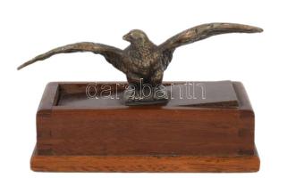 Díszdoboz, fedelén turul fém alakjával, 12x7 cm