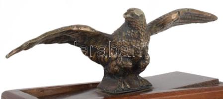 Díszdoboz, fedelén turul fém alakjával, 12x7 cm