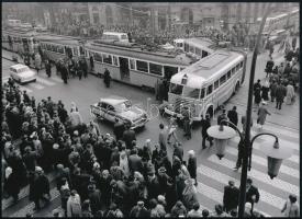 cca 1970 Budapest, villamos és troli találkája, 1 db modern nagyítás, jelzés nélkül, 15x21 cm
