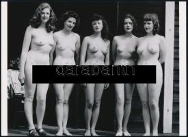 cca 1935 "Hét végén, a női napozóban", szolidan erotikus felvétel, 1 db modern nagyítás, jelzés nélkül, 15x21 cm