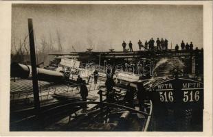 MARGIT oldalkerekes gőzhajó kiemelése az 1908. március 28-án Pancsovánál a szerb MACVA gőzhajóval történt összeütközést követő elsüllyedése után / raising the sunken Hungarian steamship MARGIT following a collision with the Serbian steamer MACVA near Pancevo on March 28, 1908. photo (fl)