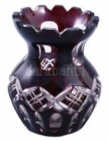 Vörösen pácolt kristály váza, m: 11 cm