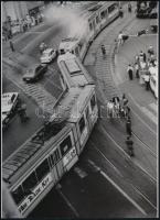 1990 "Irány a Rózsadomb", kisiklott villamos a Margit-körúton, 1 db modern nagyítás, jelzés nélkül, 21x15 cm