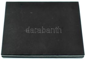 Érmetartó kazetta egy kivehető tálcával, összesen 24db, 50x50mm-es férőhellyel. Használt, de jó állapotban.