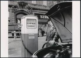 1959 Bojár Sándor (1914-2000) budapesti fotóriporter felvétele (tankolás a Liszt Ferenc téren), 1 db modern nagyítás, jelzés nélkül, 15x21 cm