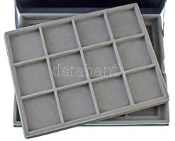 Érmetartó kazetta egy kivehető tálcával, összesen 24db, 50x50mm-es férőhellyel. Használt, de jó álla...