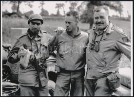 cca 1944 Robert Capa és Ernest Hemingway közös felvételen, 1 db modern nagyítás, jelzés nélkül, 15x21 cm