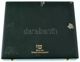 Használt, zöld, műbőr érmetartó kazetta, egy beépített és egy kivehető tálcával, összesen 24db férőhellyel.