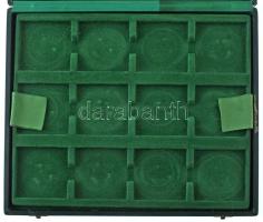 Használt, zöld, műbőr érmetartó kazetta, egy beépített és egy kivehető tálcával, összesen 24db férőh...