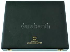 Használt, zöld, műbőr érmetartó kazetta, egy beépített és egy kivehető tálcával, összesen 24db férőhellyel.