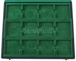 Használt, zöld, műbőr érmetartó kazetta, egy beépített és egy kivehető tálcával, összesen 24db férőh...