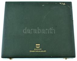 Használt, zöld, műbőr érmetartó kazetta, egy beépített és egy kivehető tálcával, összesen 28db férőhellyel.