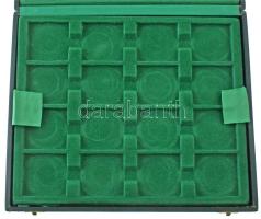 Használt, zöld, műbőr érmetartó kazetta, egy beépített és egy kivehető tálcával, összesen 28db férőh...