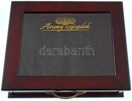 Üvegezett fa éremtároló dobozka, eredetileg az "Arany századok" sorozathoz, egy fiókkal, 2x8db férőhellyel különböző méretű érmék számára (240x75x290mm) Használt, jó állapotban, az üveg kissé karcos.