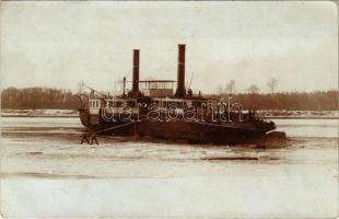 REGENSBURG oldalkerekes gőzhajó a jég fogságába esve a Dunán / REGENSBURG sidewheeler steamship icebound on the Danube. Regensburg was requisitioned by the k.u.k. Zentraltransportleitung (ZTL) for service on the Danube, but there is no information on her wartime activities. She was taken over by Serbian troops in 1918. photo (fl)