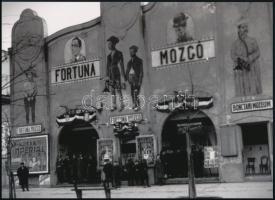 cca 1927 Budapest, Fortuna mozgó, azaz mozi, mellette a Bonctani Múzeum bejárata, 1 db modern nagyítás, jelzés nélkül, 15x21 cm