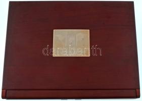 "Die wertvollsten Briefmarken der Welt in reinstem Silber" fa éremtartó doboz bélyegérmek számára, egy tálcával és egy kihúzható kis fiókkal. Szép állapotban.