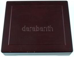 Mahagóni fa érmetartó kazetta bársonybéléssel, 1db beépített + 2db kivehető tálcával, összesen 24db ~50mm-es és 1db ~205x145mm-es férőhellyel. Használt, de jó állapotban (külső méretek: ~285x245x55mm)